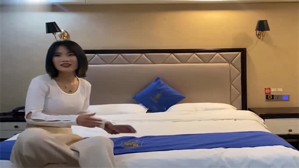 花臂哥酒店激情约战经济拮据兼职妹 真实记录无套直入偷拍视角